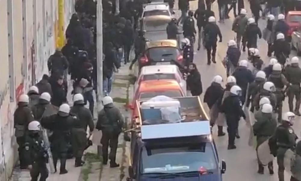 Φάληρο: Ένταση μεταξύ οπαδών και της Αστυνομίας (βίντεο)